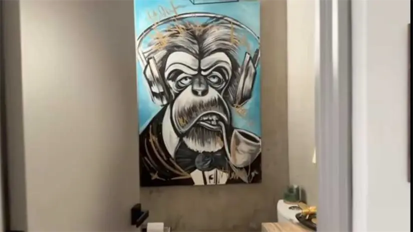 El cuadro peculiar que se encuentra en su baño. Foto: Cortesía.