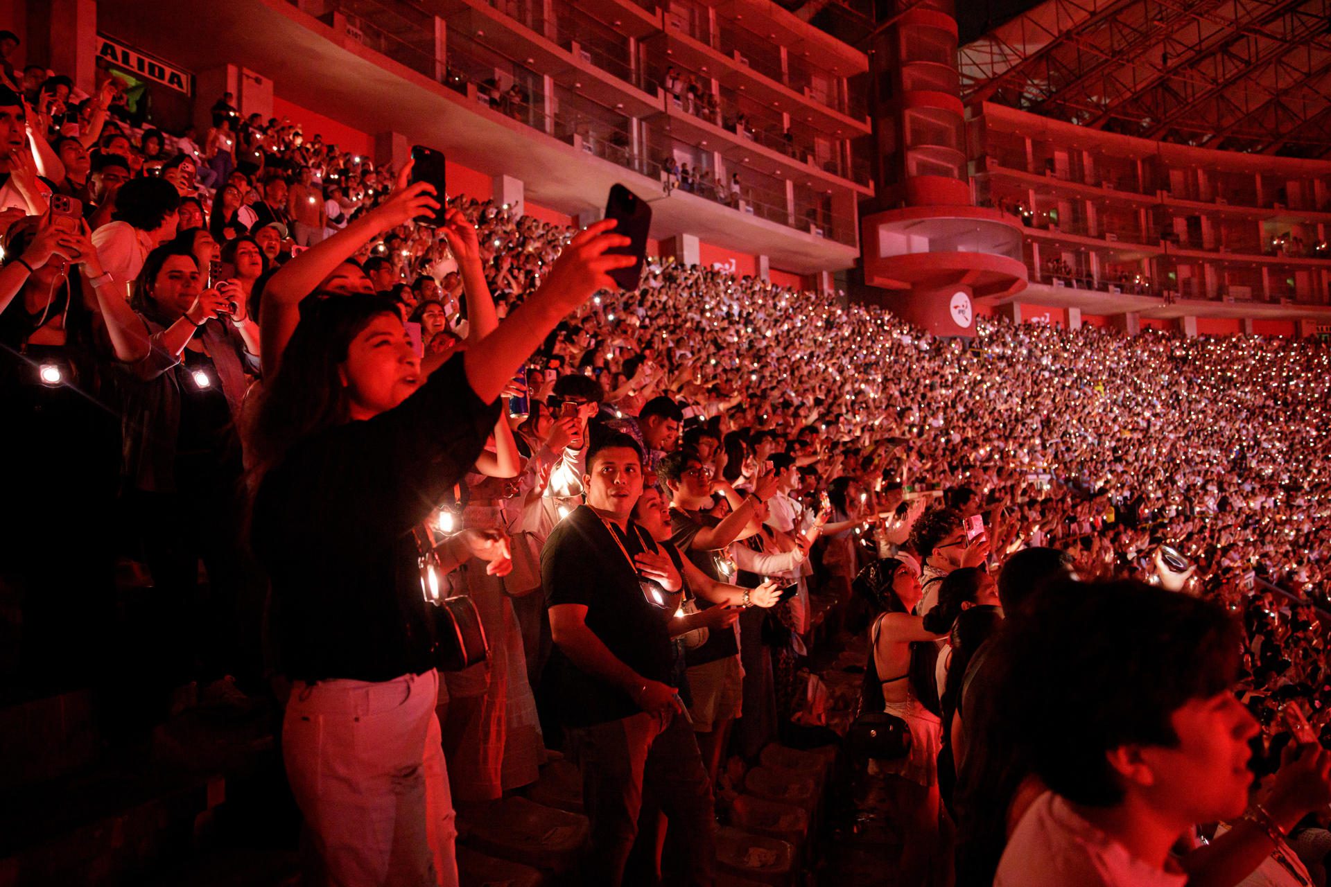 AME6017. LIMA (PERÚ), 16/01/2026.- Personas reaccionan durante el concierto del cantante puertorriqueño Bad Bunny este viernes, en el Estadio Nacional en Lima (Perú). EFE/ Sebastián Blanco