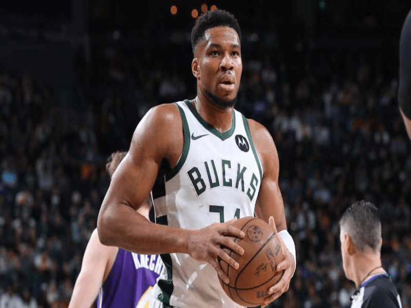 Giannis Antetokounmpo analiza su futuro con los Bucks