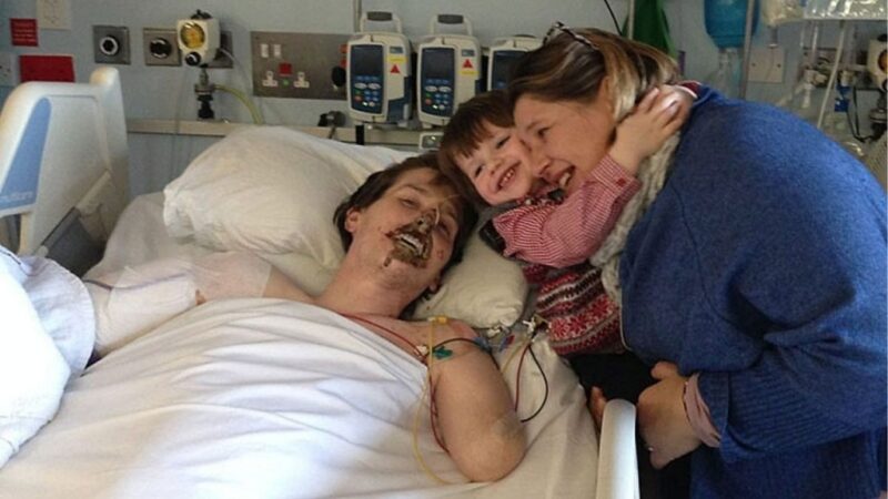 La historia de Alex Lewis: El hombre que encontró la felicidad tras perderlo todo