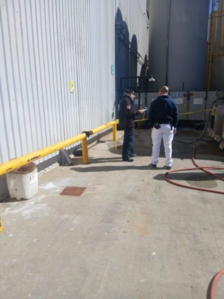 Protección Civil Municipal atiende accidente con pipa de sosa cáustica en Cuauhtémoc; un trabajador resultó lesionado