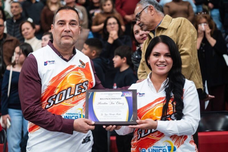 Homenajean a Tino Chávez; Retira Soles su número 7