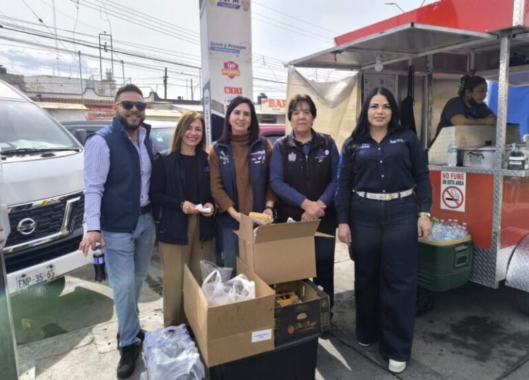 Regidores del PAN se solidarizan con familias de pacientes del Hospital Morelos del IMSS y reparten alimentos