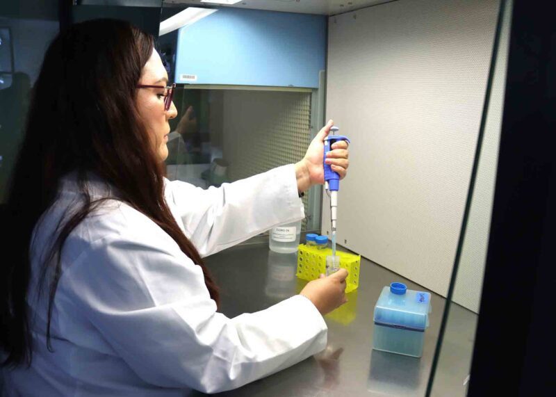 Los aportes de los QFB son fundamental en la creación de medicamentos y vacunas