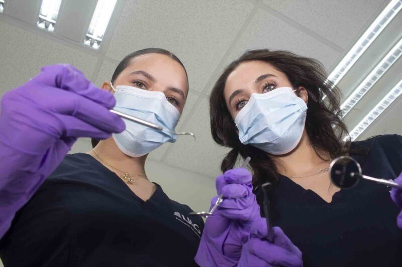 Práctica clínica y tecnología de vanguardia, esencial para estudiar Odontología