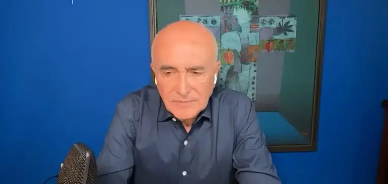 Pedro Ferriz denuncia orden oculta para arrestarlo al llegar al país: “Me quieren callar”