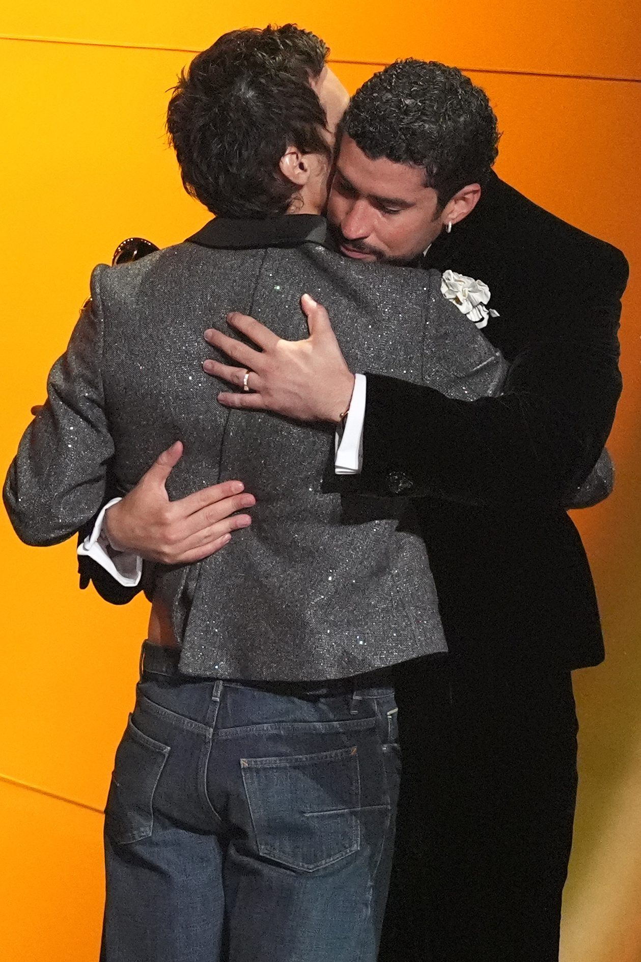 Harry Styles, a la izquierda, entrega el premio al álbum del año a Bad Bunny por "Debí Tirar Más Fotos" durante la 68.ª edición de los Premios Grammy, el domingo 1 de febrero de 2026, en Los Ángeles. (Foto AP/Chris Pizzello).
