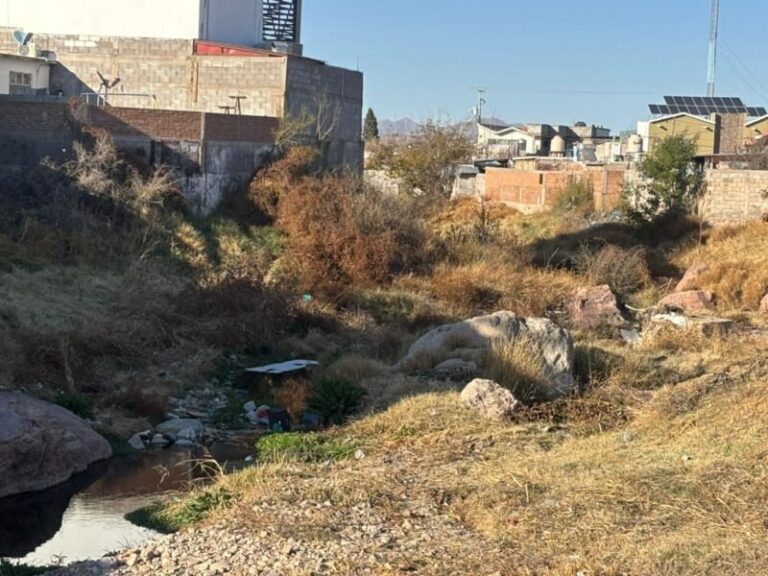 Exigen concluir limpieza de arroyo en la colonia 2 de Octubre