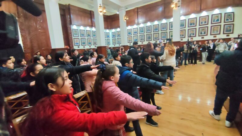 Juran alumnos lealtad a la Constitución