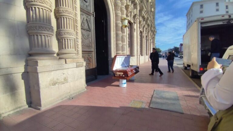Bloquean con carroza y ataúd calle Aldama