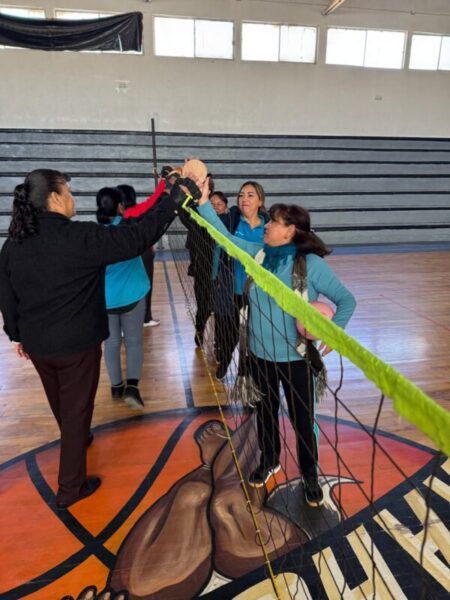 Dan clase teórica práctica de Pelota Tarasca en la región Serrana