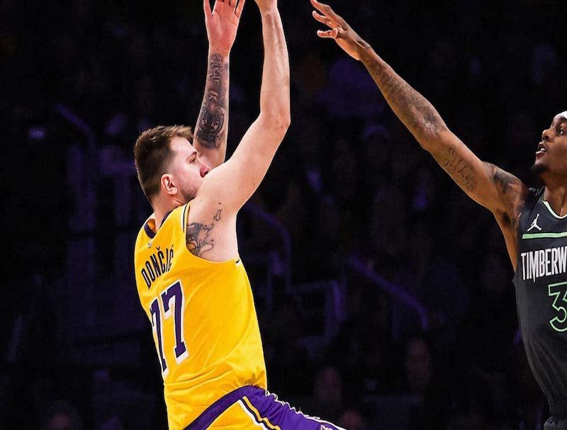 Lakers remonta y se mete en la pelea por los playoffs