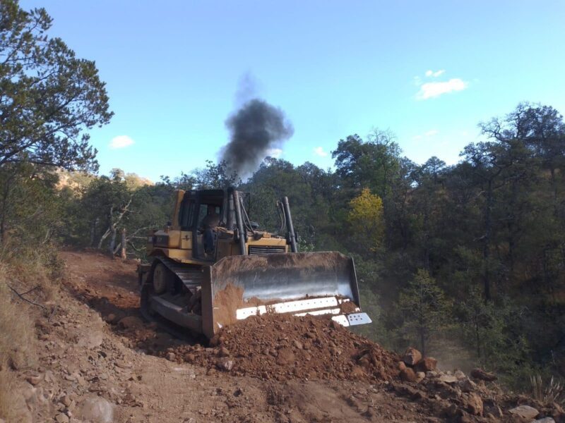 Rehabilitan caminos del Rancho Experimental Teseachi de la FZyE-UACH