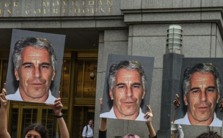 Víctima de Epstein relata cómo su agresor se burlaba de ella durante los abusos