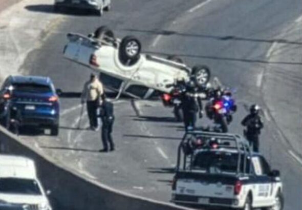 Volcadura en Periférico de la Juventud deja un lesionado y caos vial