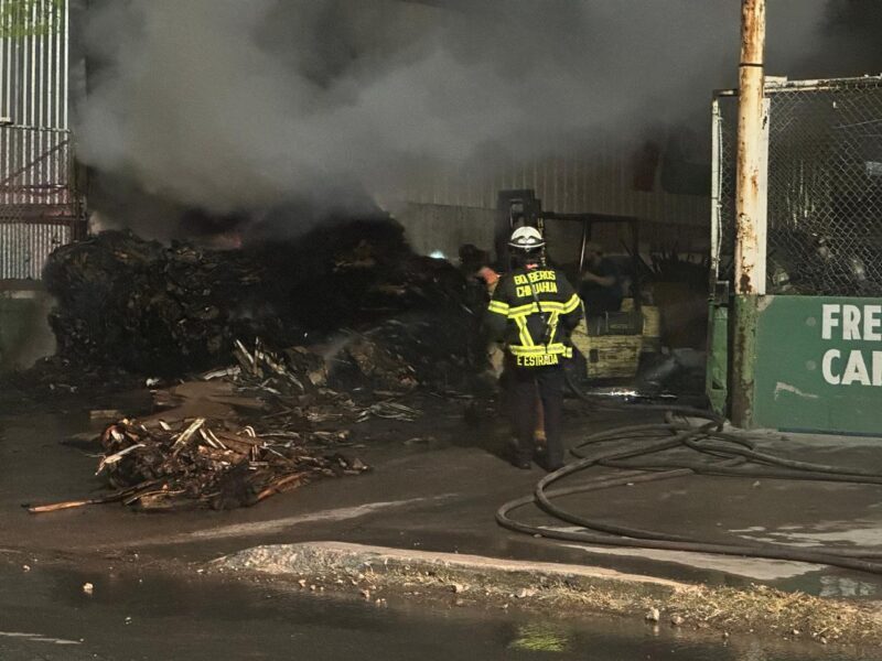 Oportuna respuesta evitó propagación de incendio en recicladora de la Avenida H. Colegio Militar