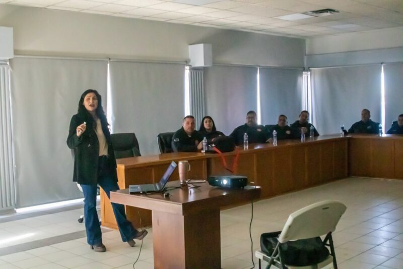 Capacitan en Meoqui a personal de Protección Civil y Bomberos en primeros auxilios psicológicos