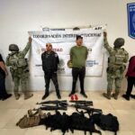 Detienen a dos hombres con armas y vehículo robado tras cateo en la colonia El Progreso en Parral