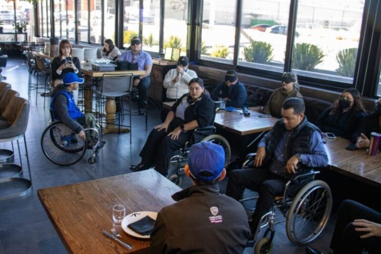Capacitan a personal restaurantero en inclusión y atención a personas con discapacidad