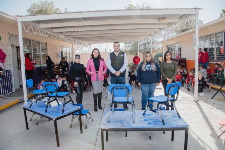 Apoyan Municipio y Estado a escuelas de Camargo con mobiliario a preescolar Arturo Armendáriz