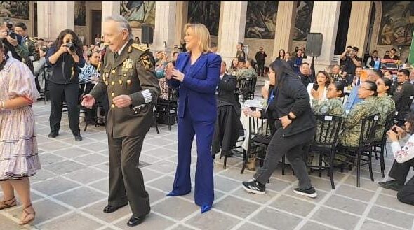 Bailan “Payaso de Rodeo” en Palacio de Gobierno