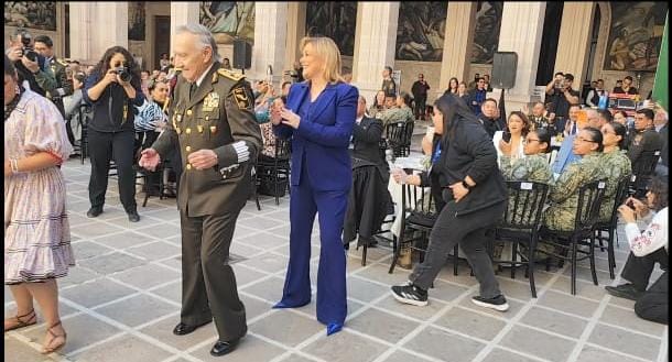 Bailan “Payaso de Rodeo” en Palacio de Gobierno