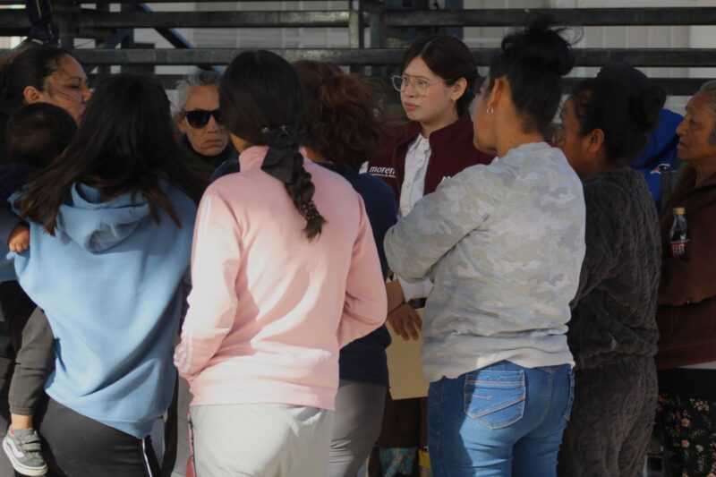 Diputada Jael Argüelles entrega 100 lentes a vecinos de la colonia Toribio Ortega