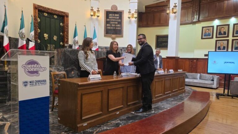 ICATECH entrega certificados EC0105 a servidores públicos