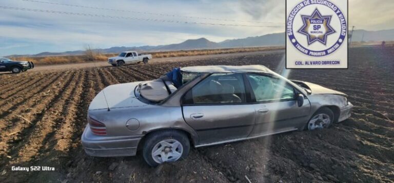 Aseguran automóvil abandonado tras salida de camino en brecha rural de Cuauhtémoc