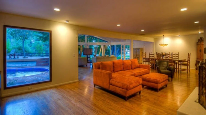 La casa cuenta con amplios espacios y ventanas que brindan una vista privilegiada a la naturaleza. Foto: Cortesía