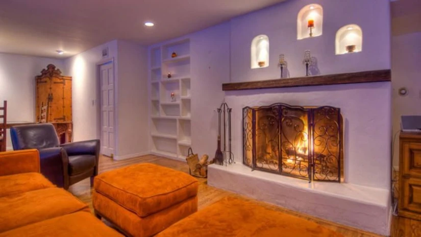 Una cálida chimenea alumbra la sala de la casa de Salma Hayek. Foto: Cortesía