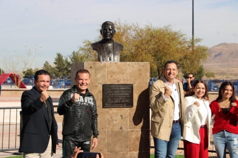 Develan busto de Julio César Chávez en Chihuahua