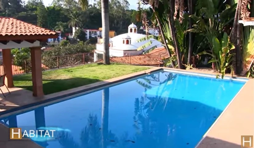 El lugar también cuenta con una enorme piscina rodeada de áreas verdes para el descanso. Foto: Habitat