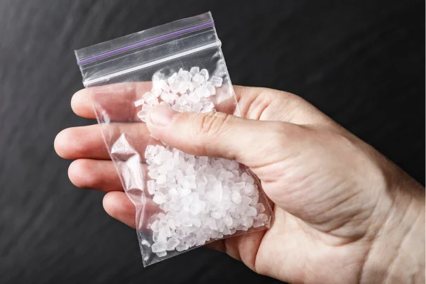 Suman 50mdp decomisados en cristal