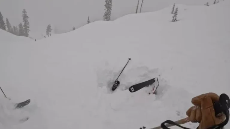 Dos amigos salvan la vida de un esquiador atrapado en la nieve
