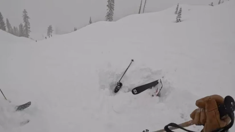 El esquiador se encontraba atrapado casi 2 metros bajo la nieve. Foto:  Cortesía