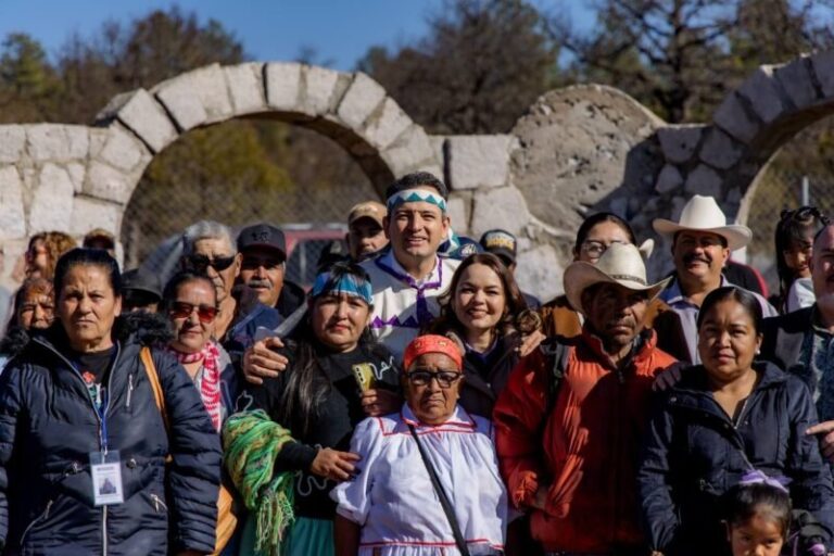 Visita Bonilla a familias de Bocoyna para entrega de apoyos