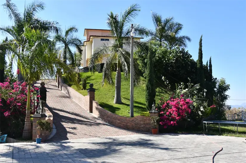 Así son las propiedades de lujo aseguradas a grupos criminales en Edomex. Foto: FGJEM