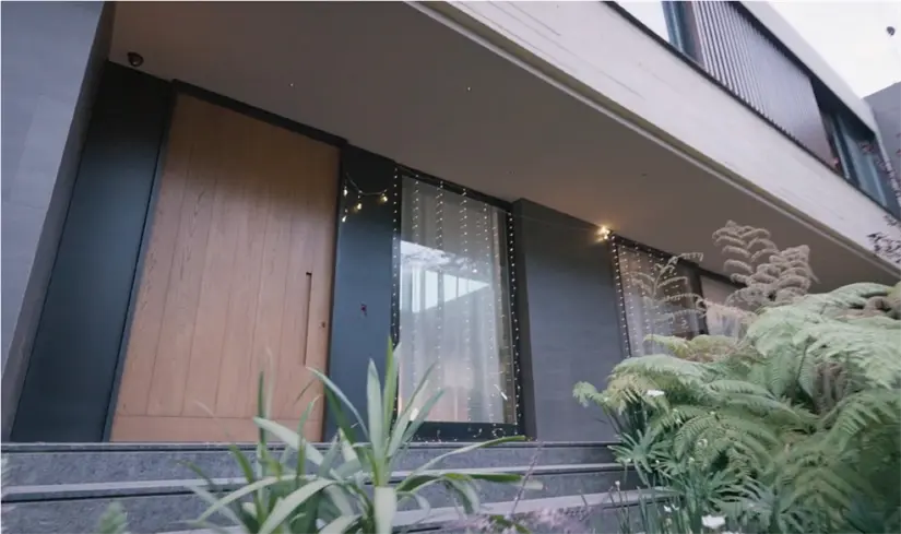 Exterior de la mansión del cantante Emmanuel. Foto: Esbarrio