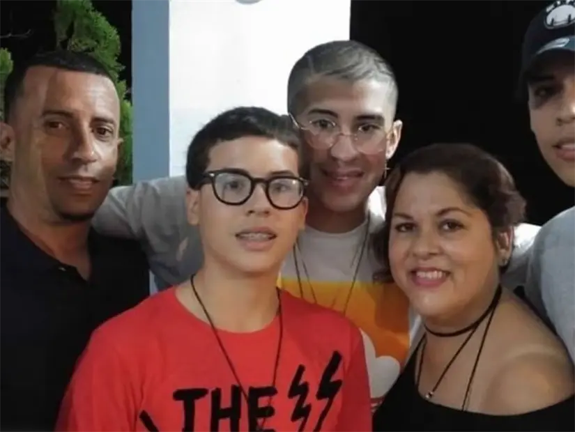 Lysaurie Ocasio, Tito Martínez, Bad Bunny y sus hermanos. Foto: cortesía.