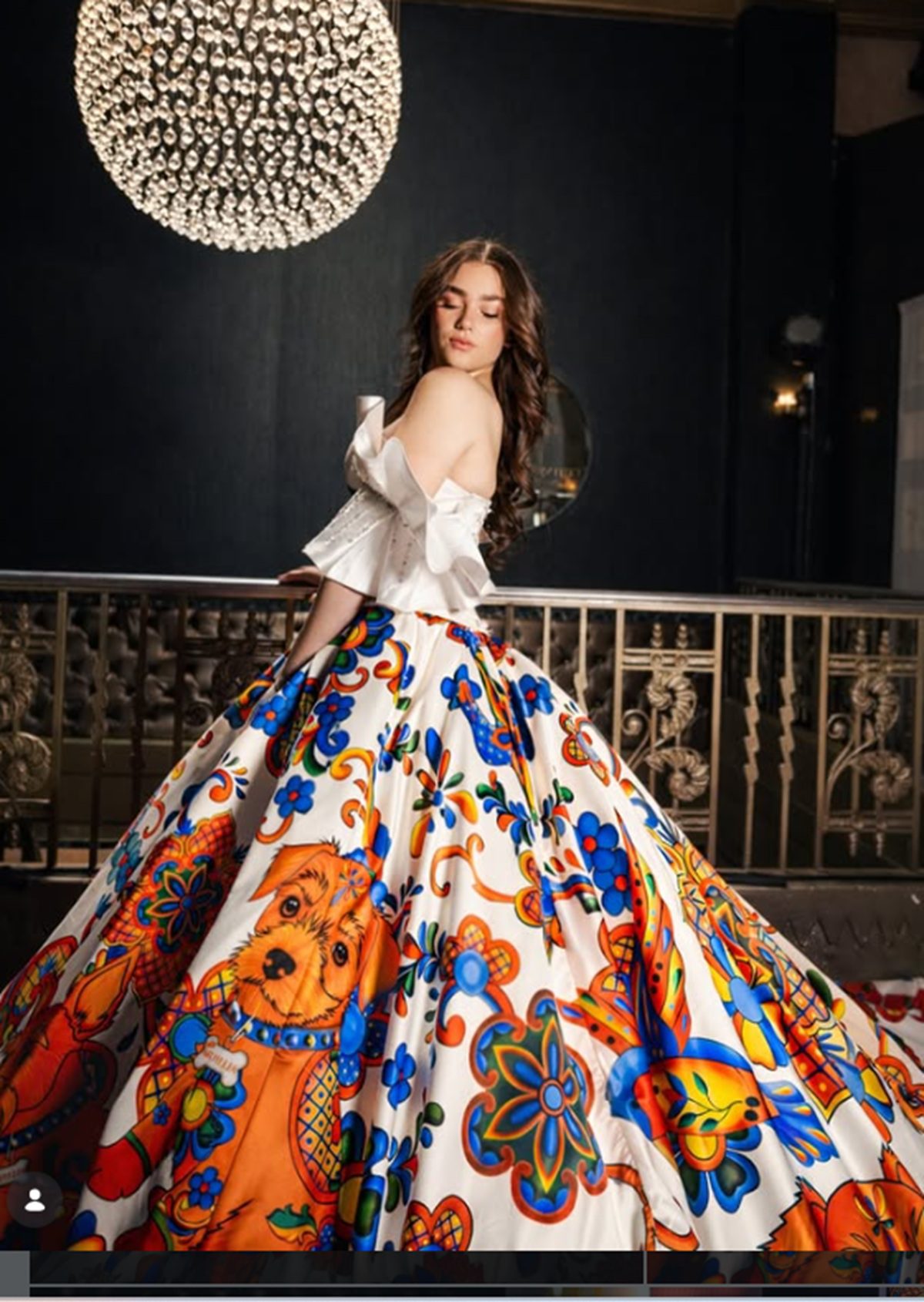 Emily Cinnamon impacta en NYFW con un vestido lleno de simbolismo