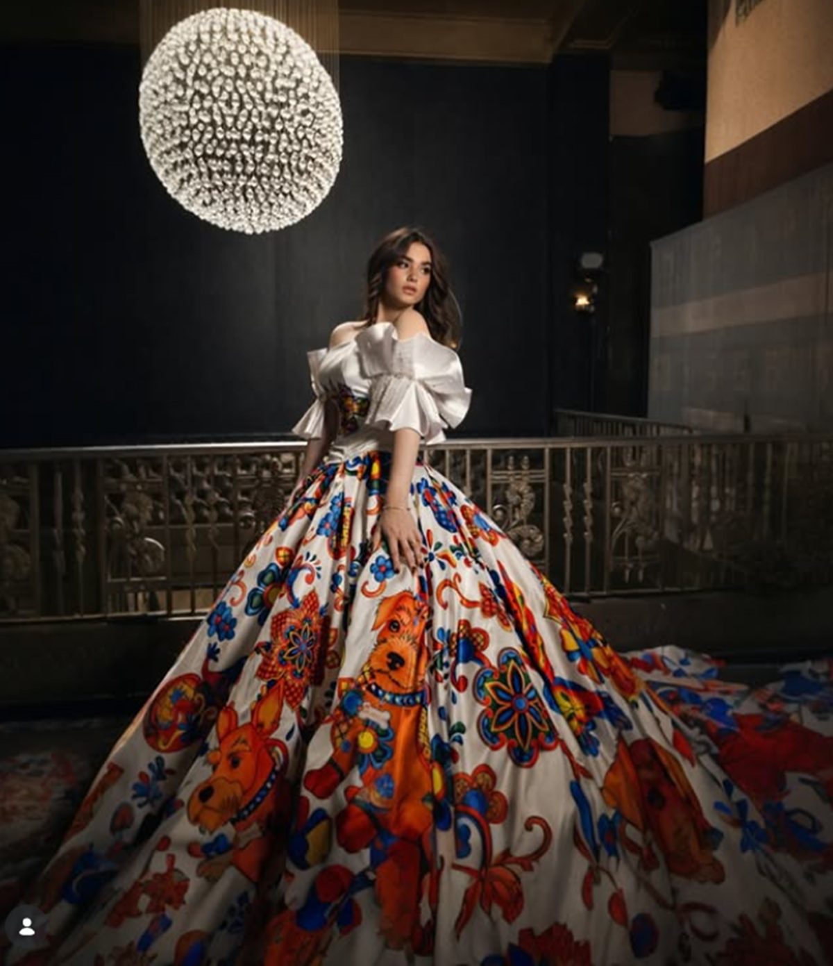 Emily Cinnamon impacta en NYFW con un vestido lleno de simbolismo Foto: alonsomaximodesign