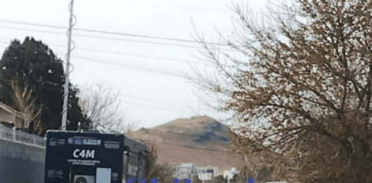 Amenaza narco en pleno parque vigilado: Aparece lona con mensaje de “El Fredy” contra “rateros y crikeros” en El Acueducto de Chihuahua