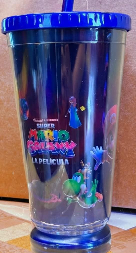 Vaso coleccionable tipo acrílico color azul. Foto: Cortesía