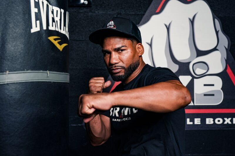 Medallista olímpico y excampeón mundial Yuriorkis Gamboa Firma Con Bkb Bare Knuckle