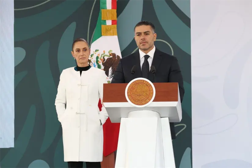 El titular de la SSPC junto a la presidenta de México. Foto: Cortesía