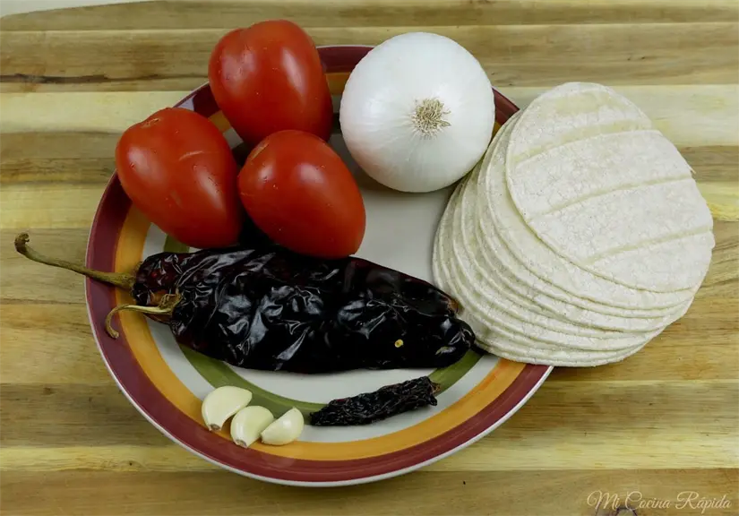 Conoce los ingredientes y el modo de preparación de los chilaquiles. Foto: Cortesía.