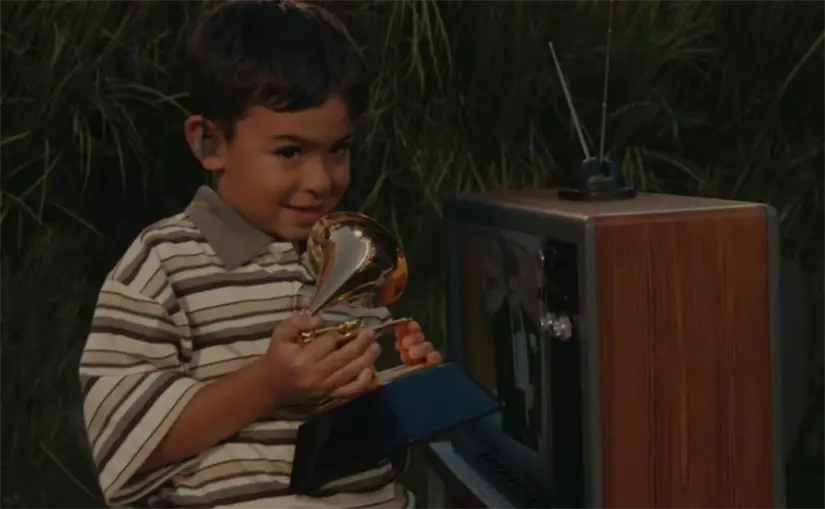 Lincoln Fox es el actor infantil que aparece en la escena. 