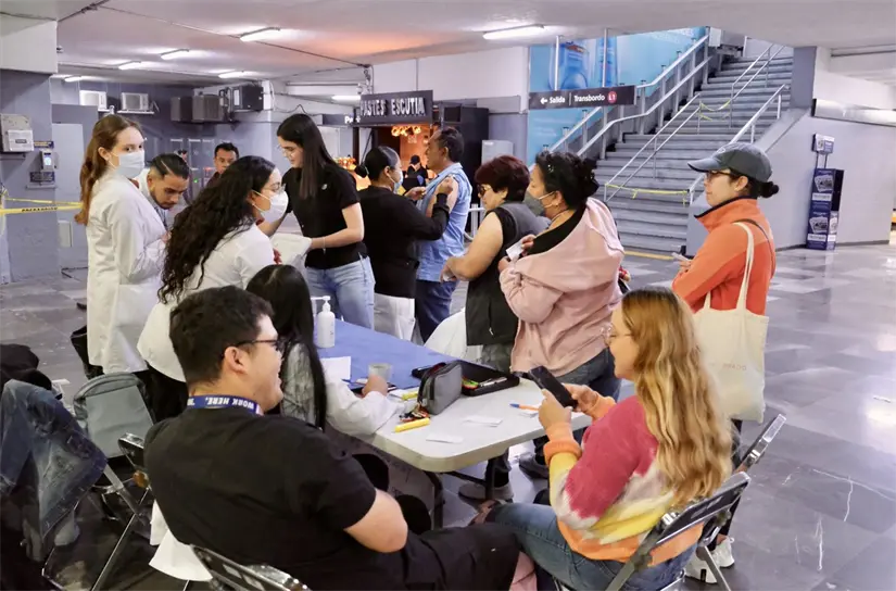 Personas se vacunan contra el sarampión en México