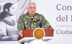 El Secretario de la Defensa se quiebra al despedir a militares caídos